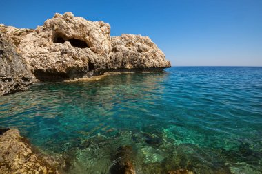 Mağaralar ve mağarasını harika kayalık sahil 