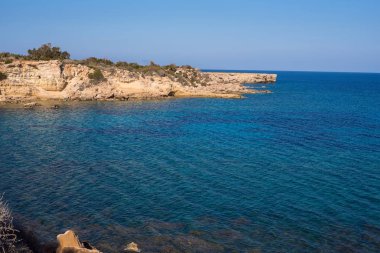 Akdeniz manzaralı kayalık Sahil güzel güneşli günde