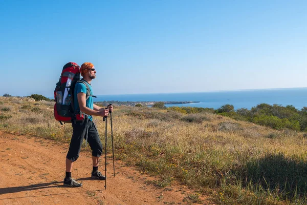 Reisender fährt an Mittelmeerküste entlang — Stockfoto