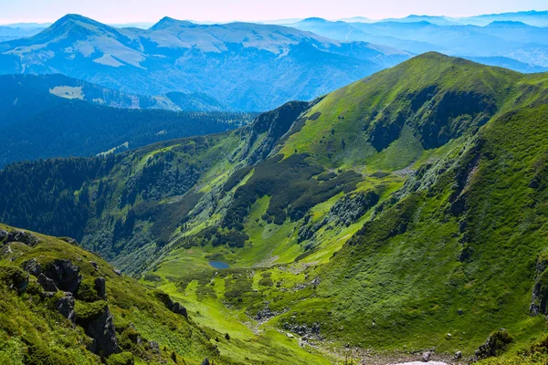 Wunderschöne Bergschlucht inmitten der grünen Almwiesen — Stockfoto