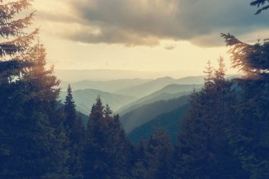 Dağlarda yağmur sonra dramatik günbatımı