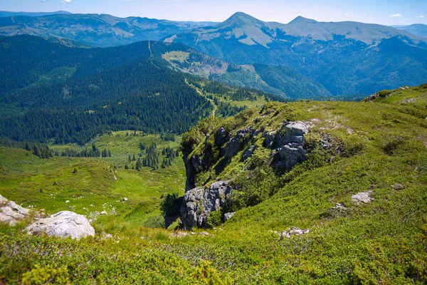 Panorama van de groene bergen tegen de blauwe hemel — Stockfoto