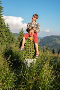 Mutlu baba ve oğul Alpin çayır on sakin ol
