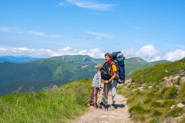 Hayat - baba ve oğul seyahat ederken birlikte mutlu anları