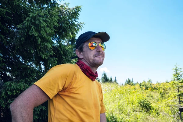 Viajero, hombre sonriente en gafas de sol en las que el lan circundante — Foto de Stock