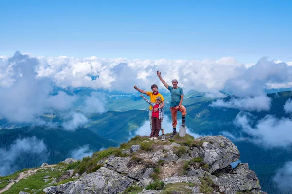 Viajantes orgulhosos e felizes no topo da montanha — Fotografia de Stock