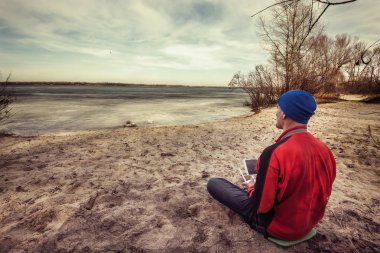 Adam dikkatle uçak uçuş izler