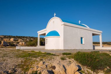 Küçük kilise cape Greco kayalık kıyısında. Yakın çekim 
