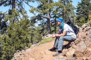 Sakallı adam, seyahat etmek yolculuk sırasında rahatlatır.
