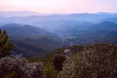 Küçük dağ köyü sırtlar T yakınındaki mavi sevdanın arasında