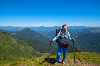 Mutlu kadın, taze Rüzgar ve güneş seyahat etmek keyif alıyor