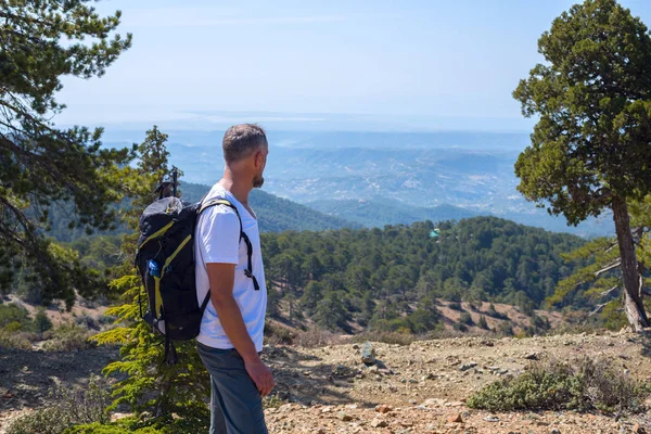 Homem barbudo, viajante caminhe ao longo do caminho da montanha — Fotografia de Stock