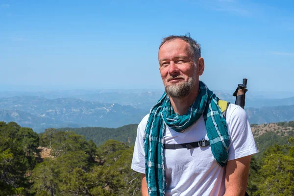 ひげを生やした男はうれしそうな、山に立っている旅行者 — ストック写真