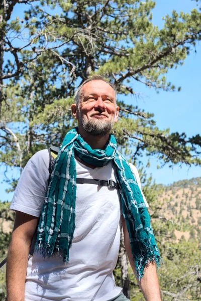 笑顔を生やした、山に立っている旅行者 — ストック写真