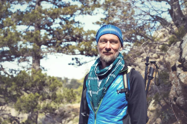 ひげを生やした男旅行者は山中に夢見ています。 — ストック写真