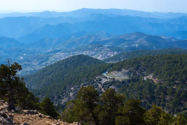 Vue magique sur petit village de montagne au milieu des crêtes — Photo