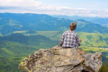 Rüya çocuk uçurumun önünde dağlar oturur. 