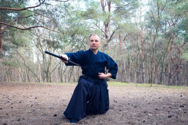 Adam bir Japon kılıç, Iaido pratik bir katana ile