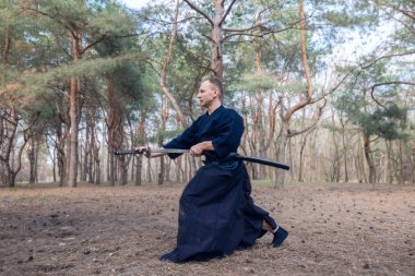 Bir Japon kılıç, Iaido pratik bir katana ile beyaz adam