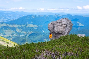 Maceracı yanındaki yalnız bir taş standları ve görünümü hayran 