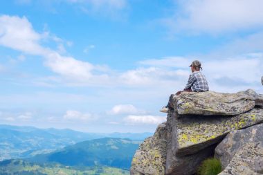 Kayan clo arka plan üzerinde Uçurumdaki rüya çocuk oturur