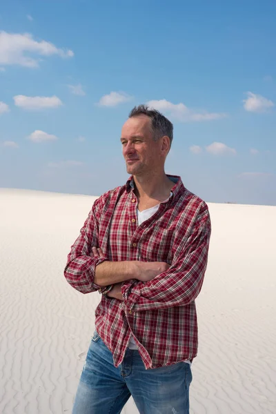 El hombre tranquilo está en medio del desierto sonriendo y meditando —  Fotos de Stock