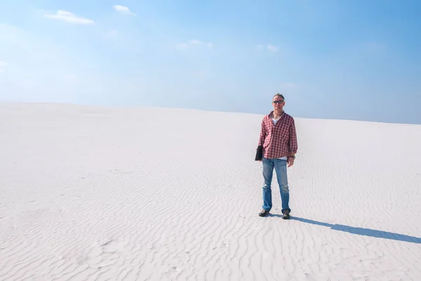 自信を持って男性が立ってラップトップで砂漠の真ん中で — ストック写真