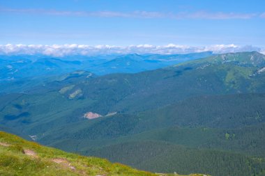 Yeşil dağ sırtlar güzel görünümü 