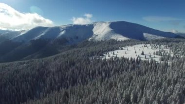 Kış dağlarda havadan panoramik görünüm