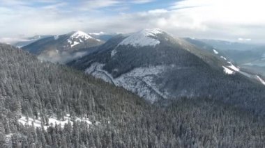Sihirli kış akşam dağların havadan görünümü