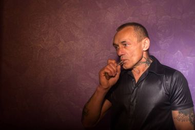 Siyah tişörtlü acımasız dövmeli adam yasaktır Buharlaştırıcı mı