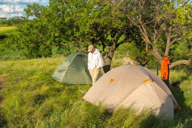 Kamp, çadırlar arasında bir Prairie gür yeşil çimen