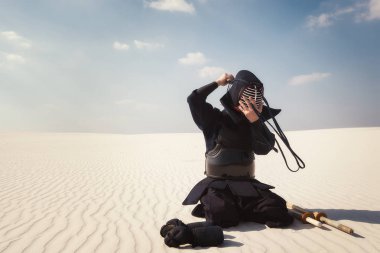 Savaşçı, adam vahşi ve elbise geleneksel dümen içinde oturur.