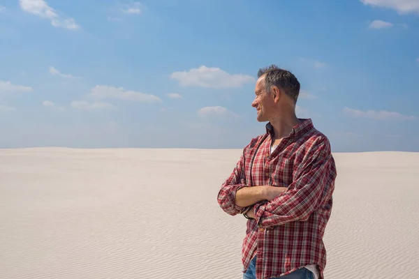 Mosolygó ember, a sivatagban, gyönyörködni a csodálatos világ a homok dun — Stock Fotó