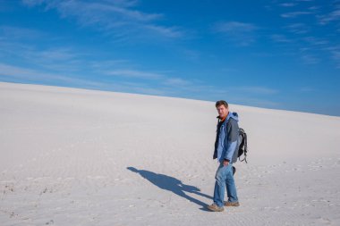 Zor bir günün ardından rahatlatıcı bir çölde yorgun gezgin