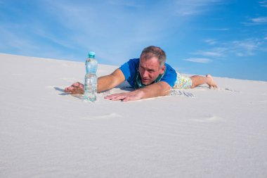 Yorgun gezgin bir şişe su bulundu ve çok mutlu olduğunu