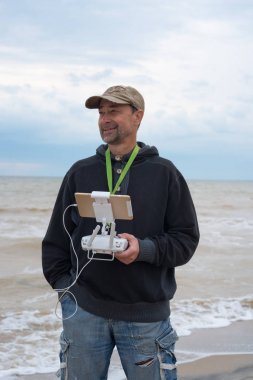 Uçağı uzaktan kumanda mutlu bir adam tutar 