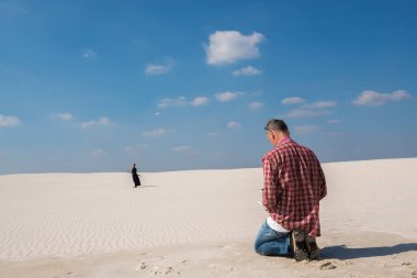 Adam bir dron yardımıyla savaş sanatları hakkında bir film çekimleri