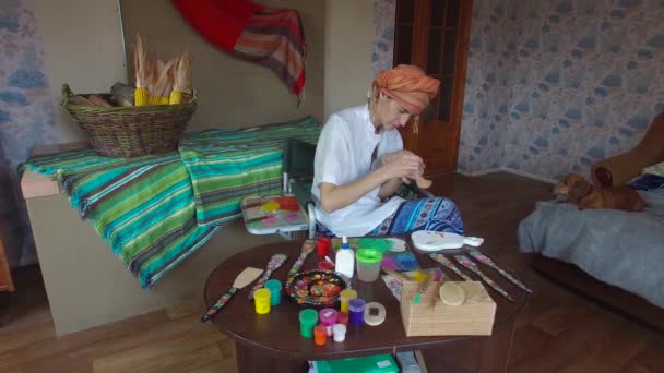 Λαϊκός τεχνίτης είναι γοητευμένος από ζωγραφική σε ξύλο — Αρχείο Βίντεο