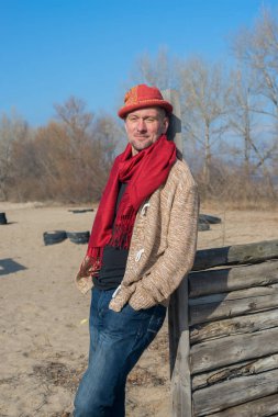 Rahat adam sahanın yanındaki çiftliğin eski ahşap çit