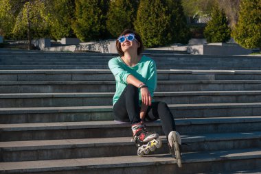 Komik bir güneş gözlüğü joyful kız açıkça rulo sonra gülüyor