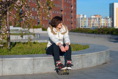 Mutlu genç kadın paten sonra dinleniyor