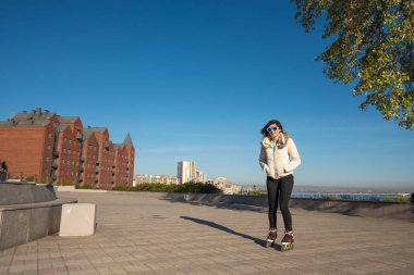 Komik bir güneş gözlüğü paten mutlu genç kadın pa paten