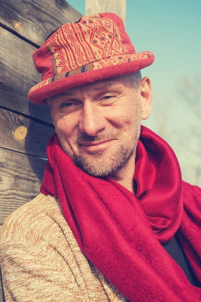 変な帽子の男を笑顔の肖像画 — ストック写真