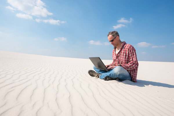 Травелер увлекается работой, с ноутбуком
 