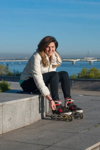 Portrait d'une fille souriante alors qu'elle se relaxe après roller sk — Photo