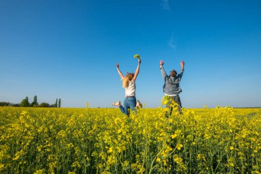 Güzel bir genç kadınla adamsın atlama ve sahip eğlenceli bir