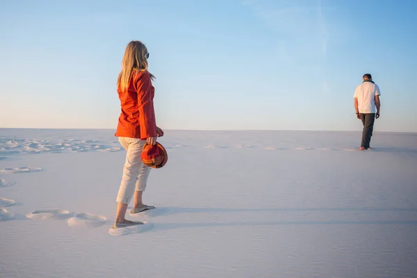 男と若い美女行く砂漠に一つずつ — ストック写真