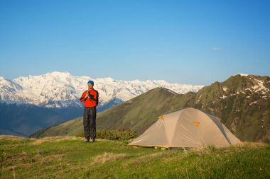 Dostum, gezgin dağ güneş tanışır ve derin derin düşünür