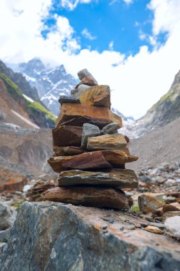 Dağ gorge Zen taşlar